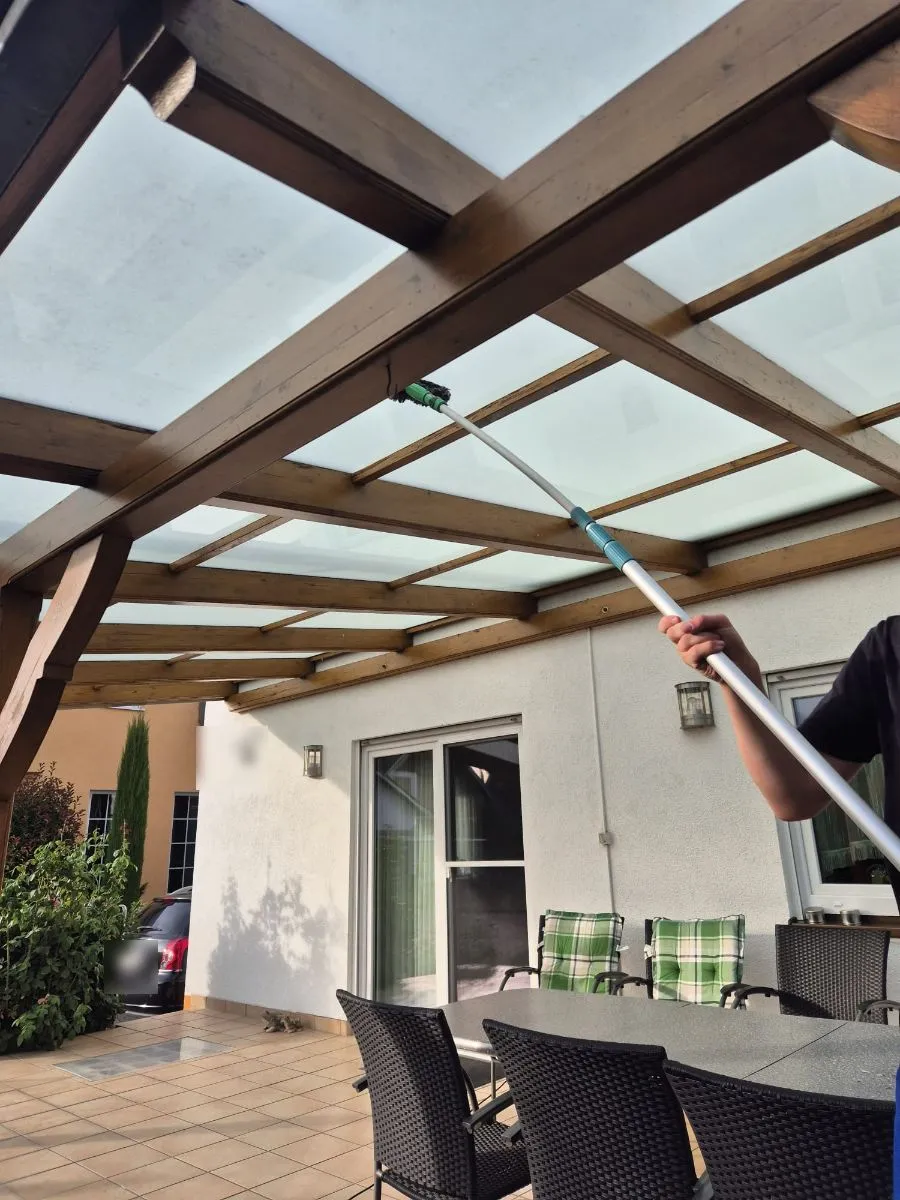 Streifenfrei gereinigtes Glasdach über einer Terrasse
