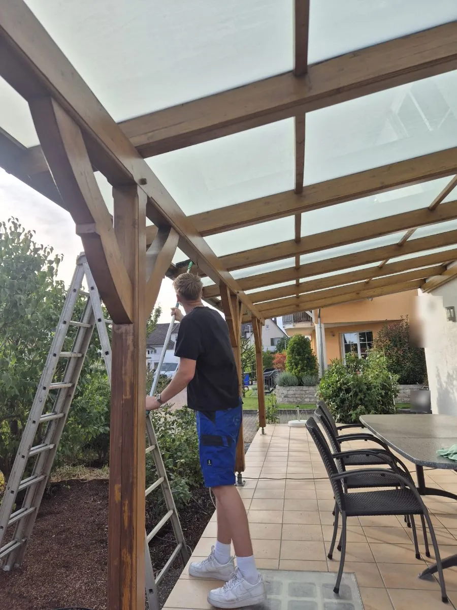 Reinigung einer gläsernen Terrassenüberdachung im Landkreis Emmendingen